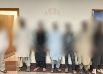 القبض على 7 متسللين آسيويين في شناص ومواطن لتسهيل دخولهم