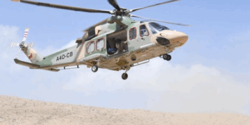 طيران الشرطة ينقل مصابين من المشي الجبلي في العامرات لتلقي العلاج