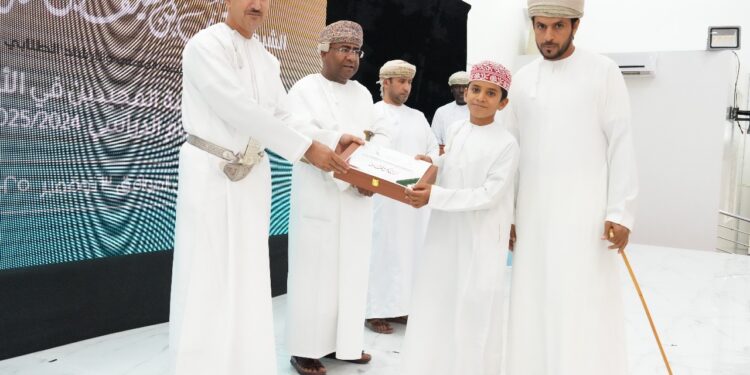 تكريم المدارس الفائزة والطلبة المجيدين في الأنشطة التربوية بجنوب الشرقية