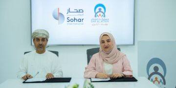 “صُحار الدولي” يوقّع مذكرة تفاهم مع دار العطاء لدعم برنامج “تمكين”
