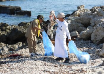 حملة لتنظيف شاطئ البر تعزز استدامة البيئة البحرية والوعي المجتمعي