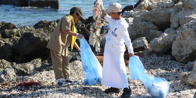 حملة لتنظيف شاطئ البر تعزز استدامة البيئة البحرية والوعي المجتمعي