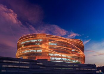 فيتش ترفع تصنيف عُمانتل إلى “BBB-” مع نظرة مستقرة