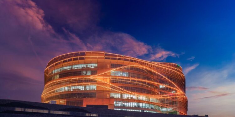 فيتش ترفع تصنيف عُمانتل إلى “BBB-” مع نظرة مستقرة