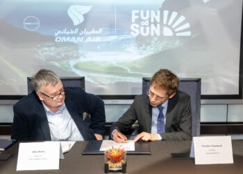 الطيران العُماني يوقع شراكة لجذب 7,000 سائح إلى ظفار