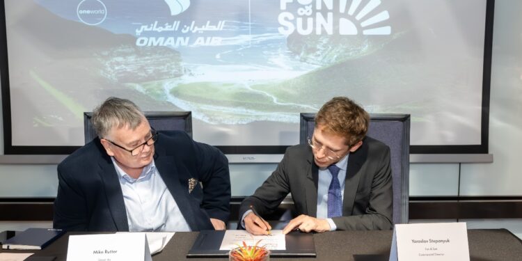 الطيران العُماني يوقع شراكة لجذب 7,000 سائح إلى ظفار