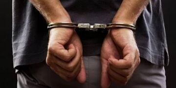 القبض على شخص سرق 3 مركبات في صحار