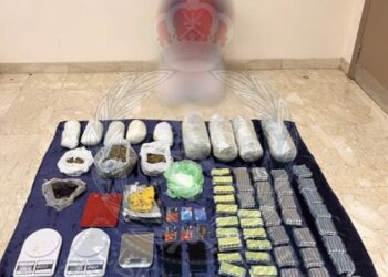 القبض على شخص بحوزته مخدرات متنوعة في السيب