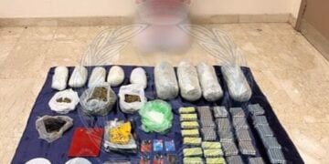 القبض على شخص بحوزته مخدرات متنوعة في السيب