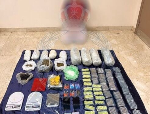 القبض على شخص بحوزته مخدرات متنوعة في السيب