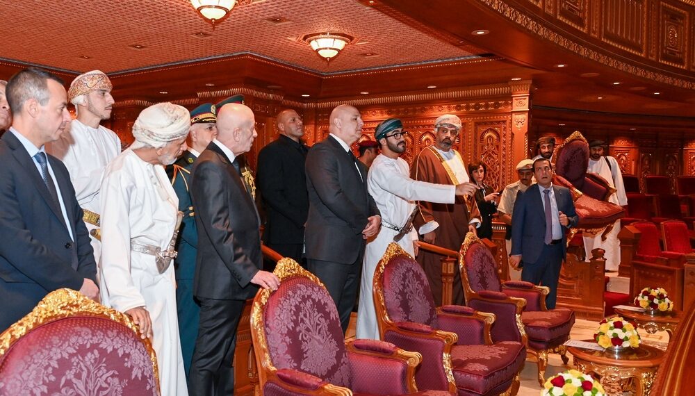 الرئيس اللبناني يزور المتحف الوطني ودار الأوبرا السلطانية وجامع السلطان قابوس الأكبر