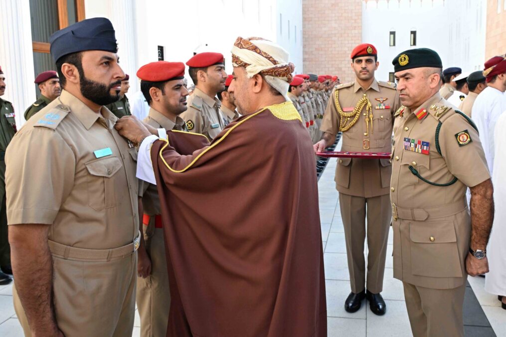 جلالة السلطان المعظم يمنح كبار الضباط ميداليتي “الخدمة الممتازة والثناء السلطاني” 2 IMG 5901