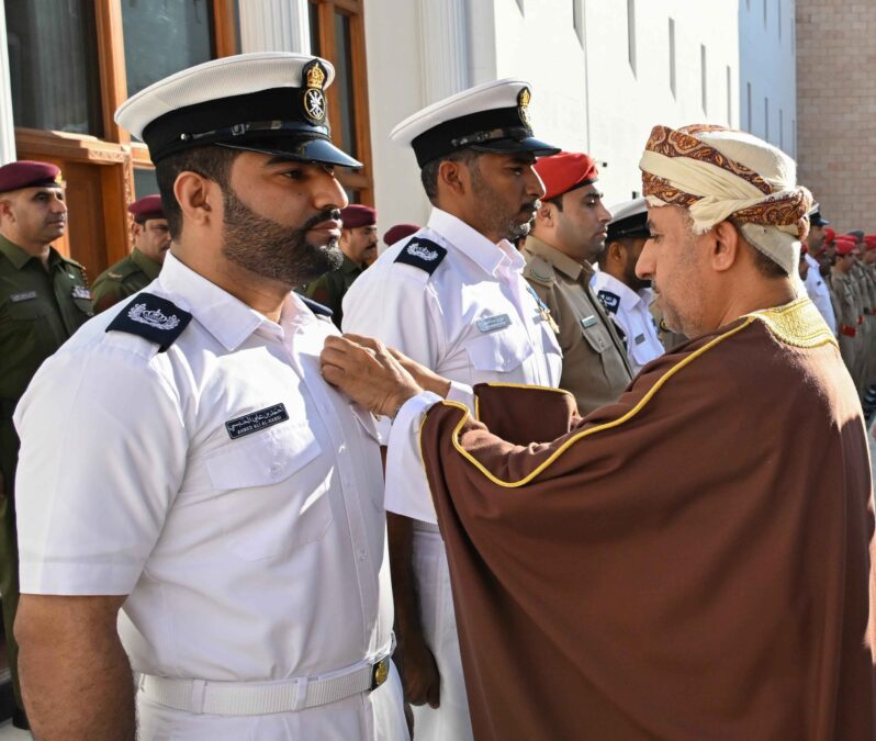 جلالة السلطان المعظم يمنح كبار الضباط ميداليتي “الخدمة الممتازة والثناء السلطاني” 3 IMG 5902