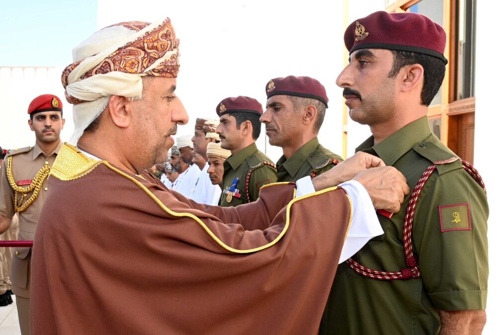 جلالة السلطان المعظم يمنح كبار الضباط ميداليتي “الخدمة الممتازة والثناء السلطاني” 4 IMG 5903