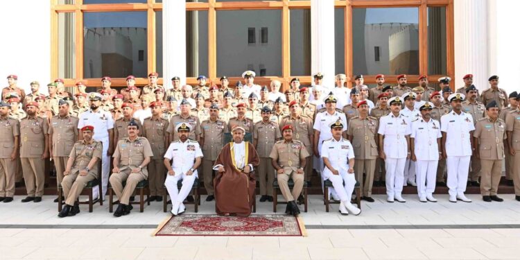 جلالة السلطان المعظم يمنح كبار الضباط ميداليتي “الخدمة الممتازة والثناء السلطاني”