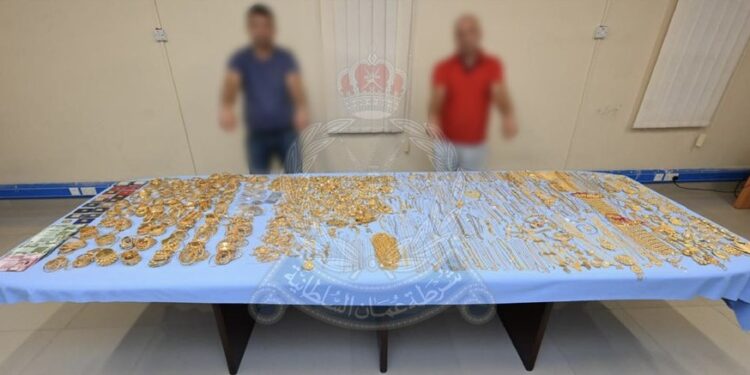 القبض على سائحين نفذا جريمة سرقة منظمة من محل مجوهرات في مسقط 1 القبض على سائحين نفذا جريمة سرقة منظمة من محل مجوهرات في مسقط