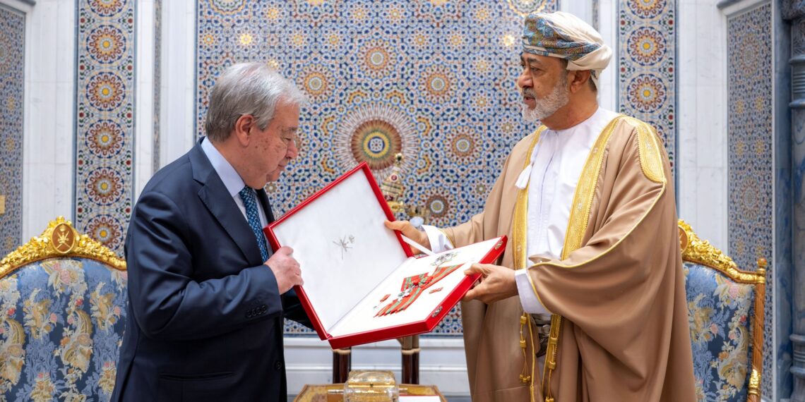 جلالة السلطان المعظم يمنح وسامًا للأمين العام للأمم المتحدة