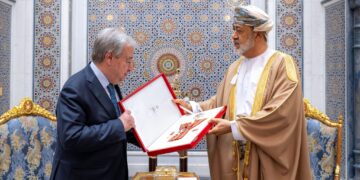 جلالة السلطان المعظم يمنح وسامًا للأمين العام للأمم المتحدة