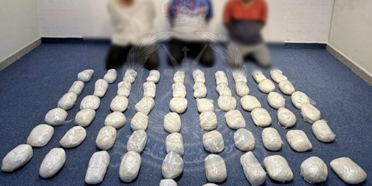 القبض على 3 آسيويين بحوزتهم مخدر الكريستال بالسويق 1 القبض على 3 آسيويين بحوزتهم مخدر الكريستال بالسويق