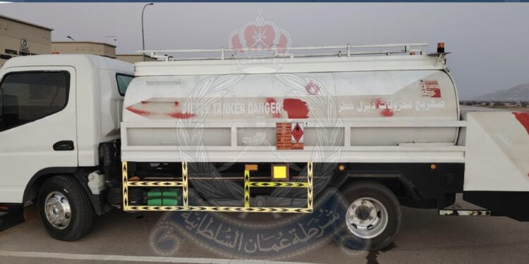 القبض على شخصين لسرقتهما كميات كبيرة من وقود الديزل في الظاهرة والبريمي