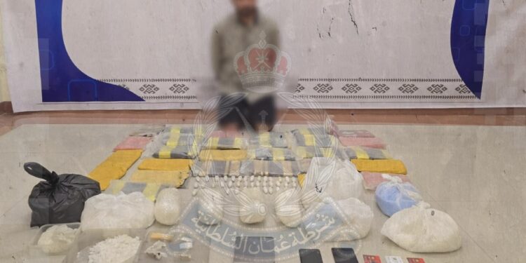 القبض على آسيوي بحوزته كميات من المخدرات في بركاء