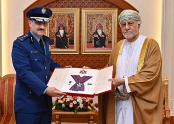 جلالة السُّلطان يُنعم بوسام عُمان العسكري على قائد القوات الجوية السعودية