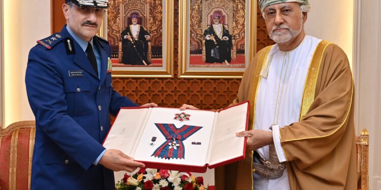 جلالة السُّلطان يُنعم بوسام عُمان العسكري على قائد القوات الجوية السعودية
