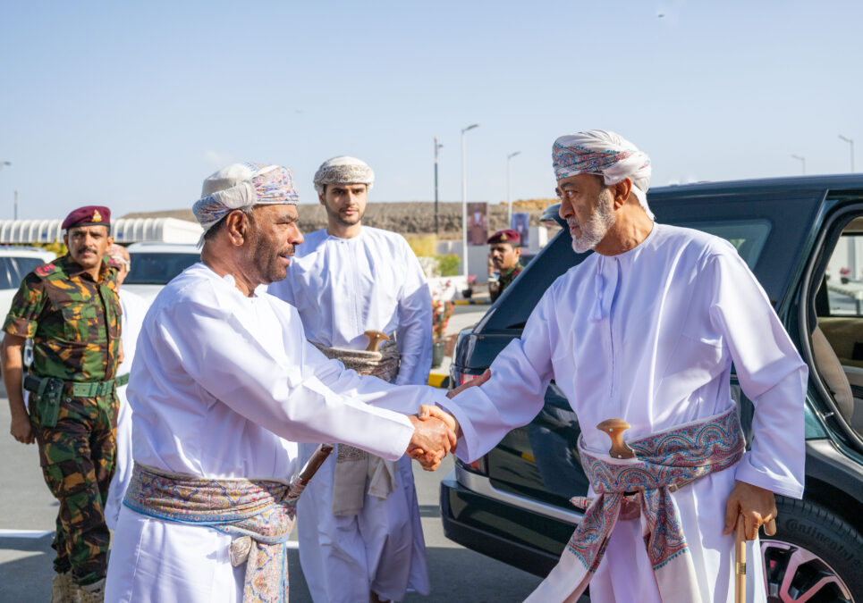 جلالة السلطان المعظم يزور مركز الدفاع الإلكتروني بمسقط 2 IMG 7622