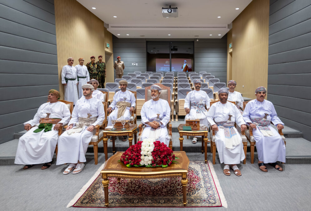 جلالة السلطان المعظم يزور مركز الدفاع الإلكتروني بمسقط 3 IMG 7624