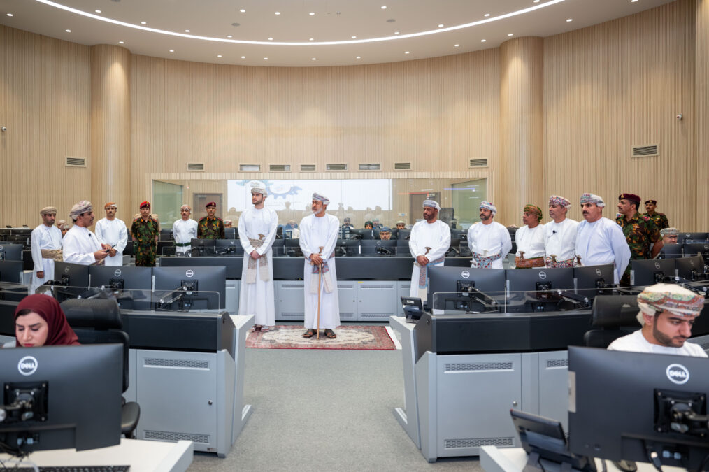 جلالة السلطان المعظم يزور مركز الدفاع الإلكتروني بمسقط 4 IMG 7625