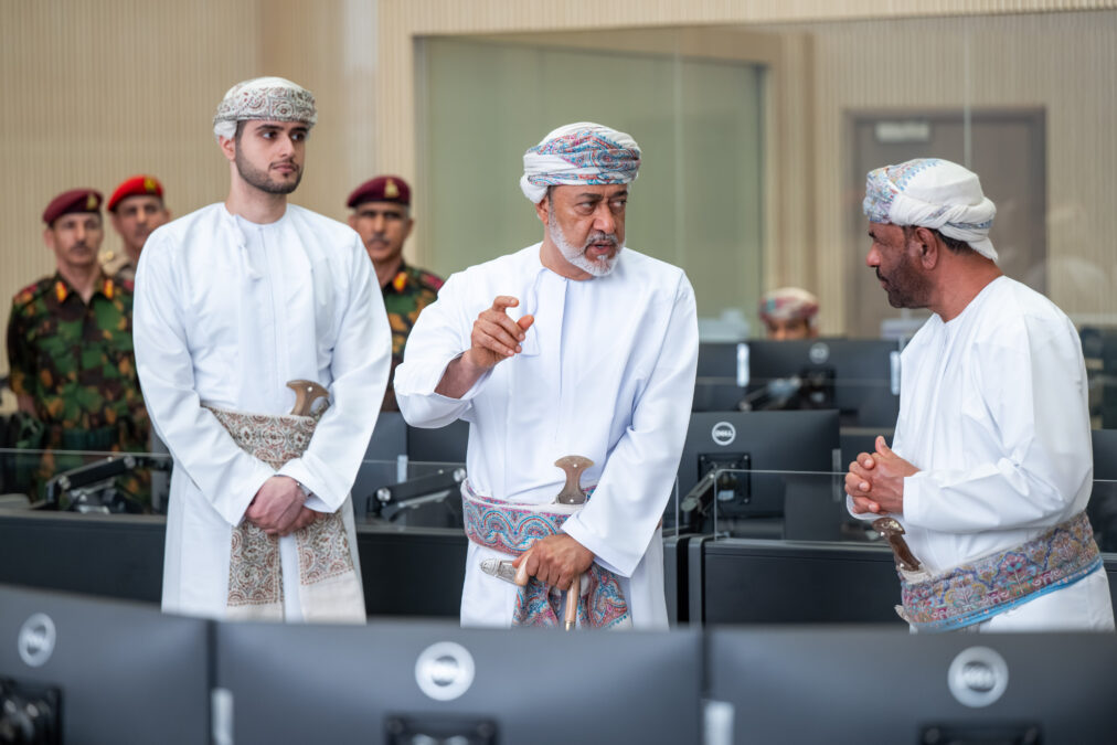 جلالة السلطان المعظم يزور مركز الدفاع الإلكتروني بمسقط 5 IMG 7626