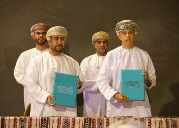 توقيع اتفاقية تعاون بين الشركة العُمانية للنطاق العريض وشركة بوارق نزوى لتوفير الألياف البصرية ودعم الحلول الذكية بسوق العقر