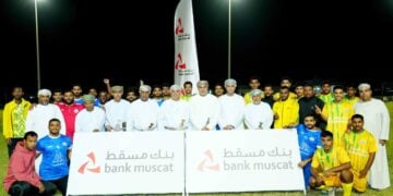 بنك مسقط يحتفل بافتتاح مشروع إنارة ملعب فريق الشاطئ بولاية المصنعة ضمن برنامج “الملاعب الخضراء”