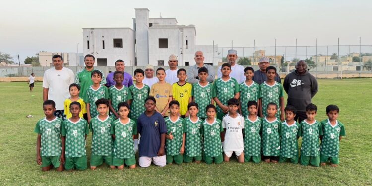 وفد أكاديمية الغليل الرياضية يغادر إلى هولندا