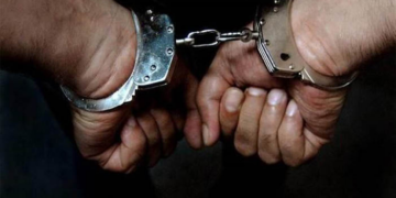 القبض على متهم بسرقة محل تجاري بالإكراه في السيب