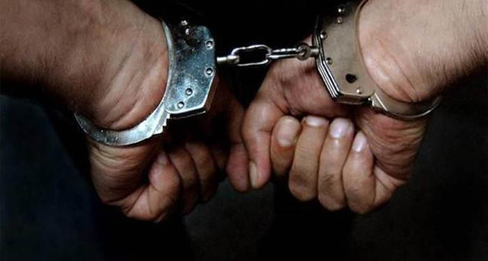 القبض على شخص لسرقته مركبة وتنفيذه سرقات لمحال تجارية في السيب