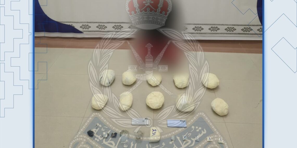 القبض على شخص بحوزته كميات من المخدرات والمؤثرات العقلية في بركاء