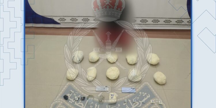 القبض على شخص بحوزته كميات من المخدرات والمؤثرات العقلية في بركاء