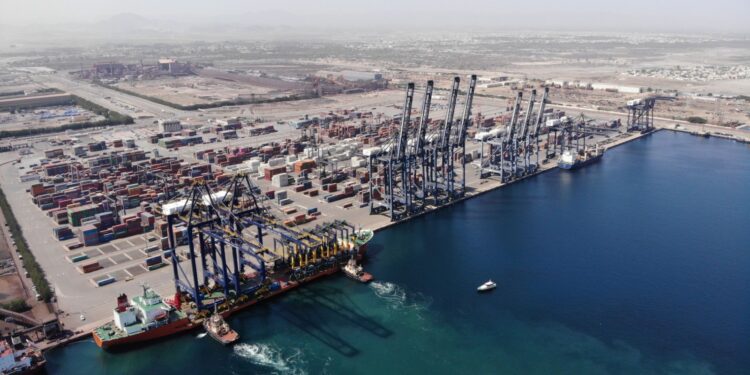 “ميناء صحار” يرسّخ مكانته كركيزة أساسية في مسيرة التنويع الاقتصادي في سلطنة عُمان