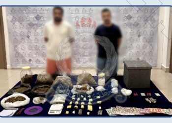 القبض على شخصين لإخفائهما مواد مخدرة في أحياء سكنية بالسيب وبوشر