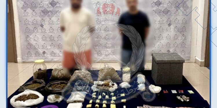 القبض على شخصين لإخفائهما مواد مخدرة في أحياء سكنية بالسيب وبوشر