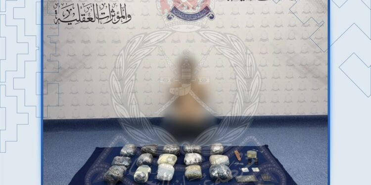 القبض على شخص بحوزته مخدرات ومؤثرات عقلية بقصد الاتجار بها في بوشر