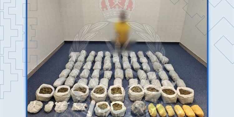 القبض على آسيوي بحوزته الماريجوانا والمورفين بقصد الاتجار بها في صحار