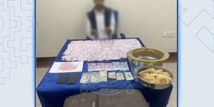ضبط يمني بحوزته كميات كبيرة من أقراص المخدرات بالظاهرة