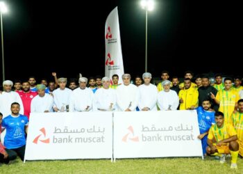 بنك مسقط يفتتح إنارة ملعب الشاطئ بالمصنعة ضمن “الملاعب الخضراء”