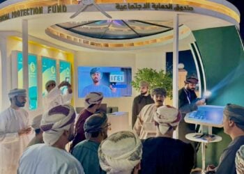 زيارة المسؤولين لركن الصندوق بمهرجان صحار