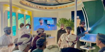 زيارة المسؤولين لركن الصندوق بمهرجان صحار