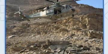 تنفيذ عملية إنقاذ لمواطن سقط من أحد جبال الرستاق