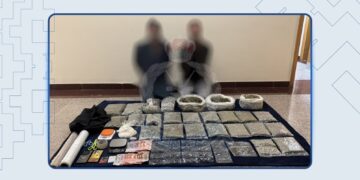 القبض على شخصين آسيويين بحوزتهما مخدرات في السيب