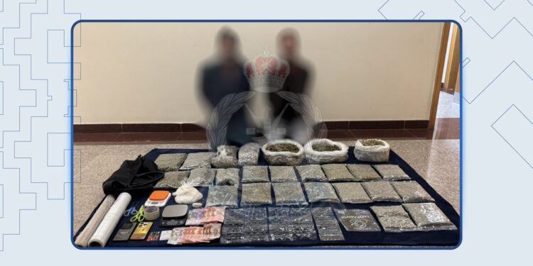 القبض على شخصين آسيويين بحوزتهما مخدرات في السيب